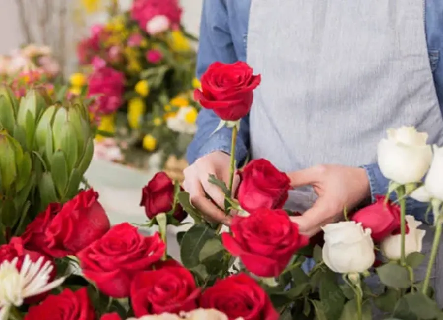 Florista armando un ramo con nuestras flores